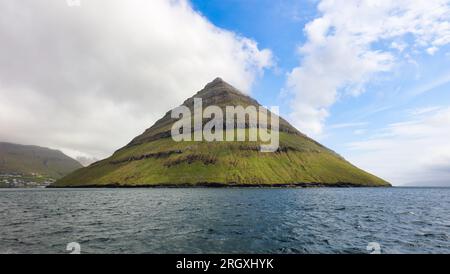 Colline dans l'océan atlantique, île Féroé Banque D'Images