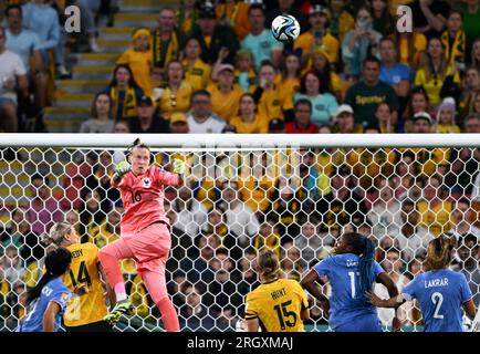 Brisbane, Australie. 12 août 2023. La gardienne de but de la France Pauline (top) Peyraud-Magnin effectue un sauvetage lors du match de quart de finale entre l'Australie et la France lors de la coupe du monde féminine de la FIFA 2023 à Brisbane, Australie, le 12 août 2023. Crédit : Li Yibo/Xinhua/Alamy Live News Banque D'Images