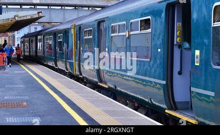 Gare de Dawlish avec la ligne qui longe la côte, également connue sous le nom de Riviera Line. Banque D'Images