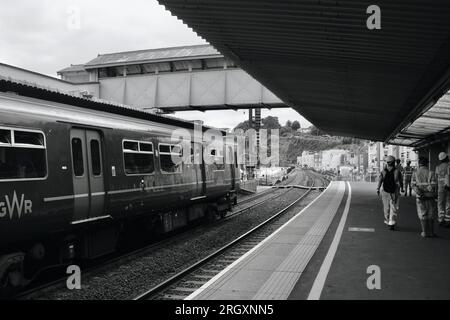 Gare de Dawlish avec la ligne qui longe la côte, également connue sous le nom de Riviera Line. Banque D'Images