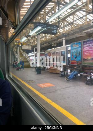 Gare de Dawlish avec la ligne qui longe la côte, également connue sous le nom de Riviera Line. Banque D'Images