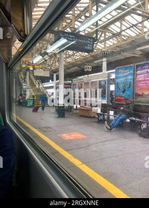 Gare de Dawlish avec la ligne qui longe la côte, également connue sous le nom de Riviera Line. Banque D'Images