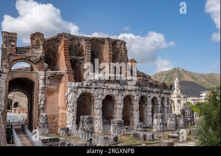 L'amphithéâtre Campanien est un amphithéâtre romain situé dans la ville de Santa Maria Capua Vetere - coïncidant avec l'ancienne Capoue - deuxième en siz Banque D'Images