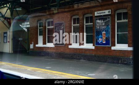 Gare de Dawlish avec la ligne qui longe la côte, également connue sous le nom de Riviera Line. Banque D'Images