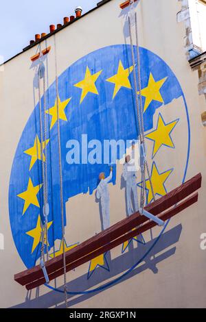 Peinture murale représentant le drapeau de l'Union européenne en cours de peinture - Paris 16, France. Banque D'Images