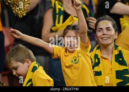 Brisbane, Australie. 12 août 2023. Les fans de l'Australie célèbrent le match de quart de finale entre l'Australie et la France lors de la coupe du monde féminine de la FIFA 2023 à Brisbane, Australie, le 12 août 2023. Crédit : Li Yibo/Xinhua/Alamy Live News Banque D'Images