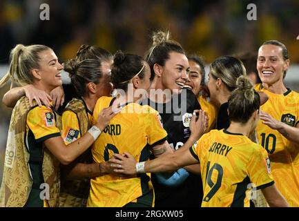 Brisbane, Australie. 12 août 2023. Les joueuses australiennes célèbrent après avoir remporté le match de quart de finale entre l'Australie et la France lors de la coupe du monde féminine de la FIFA 2023 à Brisbane, Australie, le 12 août 2023. Crédit : Li Yibo/Xinhua/Alamy Live News Banque D'Images