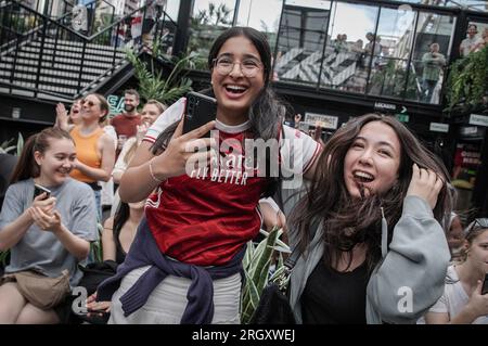 Londres, Royaume-Uni. 12 août 2023. Coupe du monde féminine de la FIFA : quart de finale entre l'Angleterre et la Colombie. Les fans célèbrent à temps plein alors que l'Angleterre gagne 2-1 en regardant le grand écran au BOXPARK Croydon retransmis en direct de Sydney, en Australie. Crédit : Guy Corbishley/Alamy Live News Banque D'Images