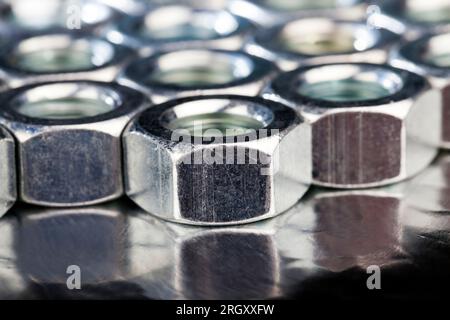 écrous métalliques en acier pour les travaux d'installation , le système de fixation écrou-boulon est en acier Banque D'Images