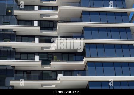 Grand bâtiment avec beaucoup de balcons Banque D'Images