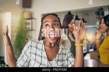 Amis, femme excitée et noire dans la danse à la maison pour se détendre, s'amuser et se lier ensemble. Détendez-vous, heureux et groupe de personnes dans le salon Banque D'Images