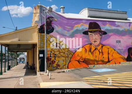 Murale représentant l'ère de la ruée vers l'or par Garth Jankovic sur le côté du Arthur Titley Centre, Mosman Street, Charters Towers, Queensland, Australie Banque D'Images