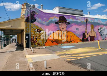 Murale représentant l'ère de la ruée vers l'or par Garth Jankovic sur le côté du Arthur Titley Centre, Mosman Street, Charters Towers, Queensland, Australie Banque D'Images