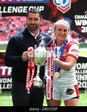 L’entraîneur-chef de St Helens, Matty Smith, avec la « joueuse du match » Jodie Cunningham après avoir remporté la finale de la Betfred Women's Challenge Cup à Wembley, Londres. Date de la photo : Samedi 12 août 2023. Banque D'Images