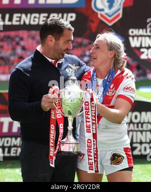 L’entraîneur-chef de St Helens, Matty Smith, avec la « joueuse du match » Jodie Cunningham après avoir remporté la finale de la Betfred Women's Challenge Cup à Wembley, Londres. Date de la photo : Samedi 12 août 2023. Banque D'Images