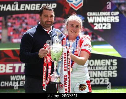 L’entraîneur-chef de St Helens, Matty Smith, avec la « joueuse du match » Jodie Cunningham après avoir remporté la finale de la Betfred Women's Challenge Cup à Wembley, Londres. Date de la photo : Samedi 12 août 2023. Banque D'Images