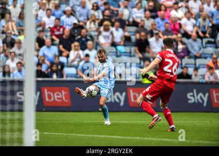 Coventry le samedi 12 août 2023. Matt Godden (24 Coventry City) tire et marque Coventry troisième lors du Sky Bet Championship match entre Coventry City et Middlesbrough au Coventry Building Society Arena, Coventry le samedi 12 août 2023. (Photo : Kevin Hodgson | MI News) crédit : MI News & Sport / Alamy Live News Banque D'Images