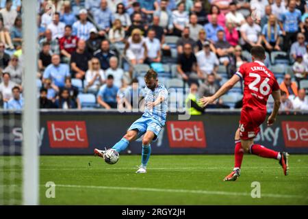 Coventry le samedi 12 août 2023. Matt Godden (24 Coventry City) tire et marque Coventry troisième lors du Sky Bet Championship match entre Coventry City et Middlesbrough au Coventry Building Society Arena, Coventry le samedi 12 août 2023. (Photo : Kevin Hodgson | MI News) crédit : MI News & Sport / Alamy Live News Banque D'Images