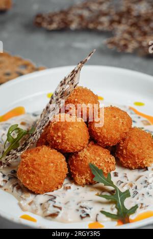 Croquettes de pommes de terre - purée de pommes de terre boulettes panées et frites, servies avec différentes sauces. Banque D'Images