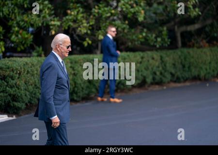 Le président des États-Unis Joe Biden marche à bord de Marine One sur la pelouse sud de la Maison Blanche à Washington, DC, États-Unis, le 11 août 2023. Président Biden part pour passer le week-end à Rehoboth Beach, Delaware.crédit : Shawn Thew/Pool via CNP /MediaPunch crédit : MediaPunch Inc/Alamy Live News Banque D'Images