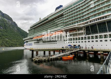 P&O Cruises navire Iona, amarré dans la ville norvégienne du fjord de Hellesyt. Hellesylt est un petit village de la municipalité de Stranda Banque D'Images