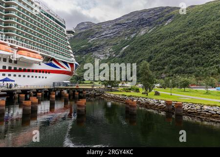 P&O Cruises navire Iona, amarré dans la ville norvégienne du fjord de Hellesyt. Hellesylt est un petit village de la municipalité de Stranda Banque D'Images