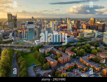 Vue aérienne panoramique de Manchester Skyline sur un magnifique coucher de soleil (Golden Hour) Banque D'Images