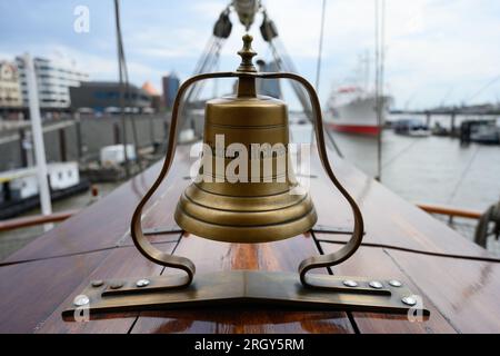 Rickmer Rickmers Ship Bell à Hambourg, Allemagne sur un voilier traditionnel sur l'Elbe Banque D'Images