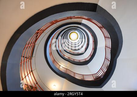 Hambourg, Allemagne - juin 16 2023 : escalier intérieur en spirale expressionniste de Sprinkenhof Banque D'Images