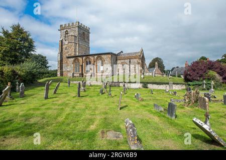 Église de St André et St Pierre et le cimetière dans le village de Toller Pocorum dans le comté anglais de Dorset - photographié en septembre Banque D'Images