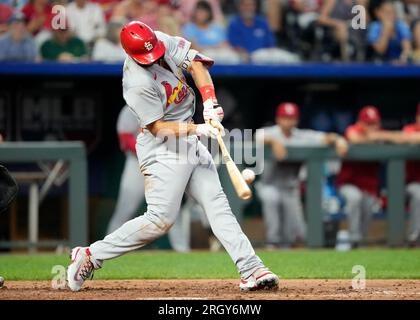 Kansas, États-Unis. 11 août 2023. 11 AOÛT 2023 : St. Paul Goldschmidt (46 ans), joueur de base de Louis Cardinals, pilote un terrain en 4e manche au Kauffman Stadium Kansas City, Missouri. Jon Robichaud/CSM. Crédit : CAL Sport Media/Alamy Live News Banque D'Images