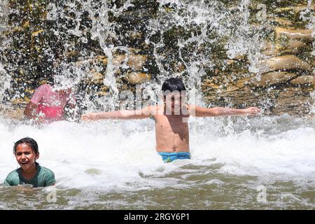 Fayoum, Égypte. 12 août 2023. Les gens se rafraîchissent dans une cascade dans la région de Wadi El-Rayan à Fayoum, Égypte, le 12 août 2023. Crédit : Ahmed Gomaa/Xinhua/Alamy Live News Banque D'Images