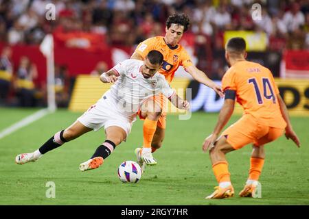 Jesus Joaquin Fernandez 'Suso' de Sevilla FC et Pablo Gozalbez Gilabert de Valencia CF lors du match de football de championnat d'Espagne de Liga entre Sevilla FC et Valencia CF le 11 août 2023 au stade Ramon Sanchez-Pizjuan à Séville, Espagne crédit : Agence photo indépendante/Alamy Live News Banque D'Images