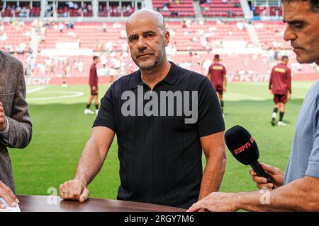 Eindhoven, pays-Bas. 12 août 2023. EINDHOVEN, PAYS-BAS - 12 AOÛT : entraîneur principal Peter Bosz du PSV lors du match néerlandais d'Eredivisie entre le PSV et le FC Utrecht au Philips Stadion le 12 août 2023 à Eindhoven, pays-Bas. (Photo de Jeroen Meuwsen/Orange Pictures) crédit : Orange pics BV/Alamy Live News Banque D'Images