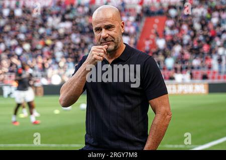 Eindhoven, pays-Bas. 12 août 2023. EINDHOVEN, PAYS-BAS - 12 AOÛT : entraîneur principal Peter Bosz du PSV lors du match néerlandais d'Eredivisie entre le PSV et le FC Utrecht au Philips Stadion le 12 août 2023 à Eindhoven, pays-Bas. (Photo de Jeroen Meuwsen/Orange Pictures) crédit : Orange pics BV/Alamy Live News Banque D'Images