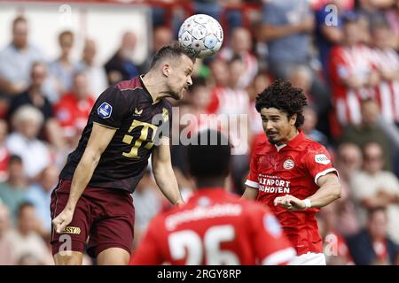 EINDHOVEN - (de gauche à droite) Mats Seuntjens du FC Utrecht, Andre Ramalho du PSV Eindhoven lors du match de championnat néerlandais entre le PSV Eindhoven et le FC Utrecht au Phillips Stadium le 12 août 2023 à Eindhoven, aux pays-Bas. ANP MAURICE VAN STONE Banque D'Images