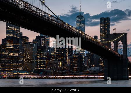 New York City la nuit Skyline, gratte-ciel, Brooklyn Bridge, Manhattan, Downtown, ÉTATS-UNIS Banque D'Images