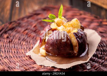 Figues mûres cuites avec brie au fromage au lait de vache et camambert et saupoudrées de chapelure. Vue de dessus. Concept d'alimentation saine. Banque D'Images