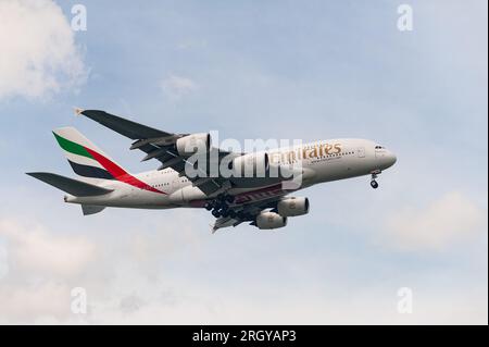 15.07.2023, Singapour, République de Singapour, Asie - un Airbus A380-800 de la compagnie aérienne arabe Emirates Airline atterrit à Changi. Banque D'Images