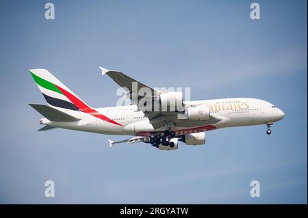 30.07.2023, Singapour, République de Singapour, Asie - un Airbus A380-800 de la compagnie aérienne arabe Emirates Airline atterrit à Changi. Banque D'Images