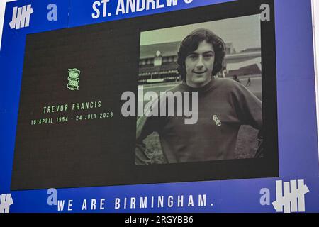 Birmingham, West Midlands, Royaume-Uni. 12 août 2023 ; St Andrews, Birmingham, West Midlands, Angleterre; EFL Championship football, Birmingham City contre Leeds United ; Une minute d'applaudissements a eu lieu pour Trevor Francis dans la 8e minute Credit : action plus Sports Images/Alamy Live News Banque D'Images