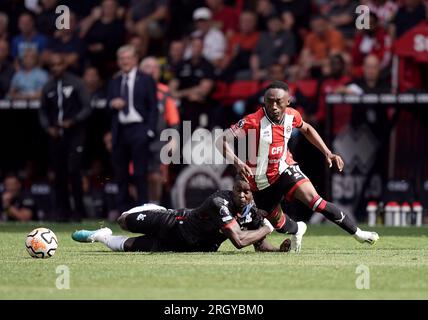 Benie Traore de Sheffield United passe devant Marc Guehi de Crystal Palace lors du match de Premier League à Bramall Lane, Sheffield. Date de la photo : Samedi 12 août 2023. Banque D'Images