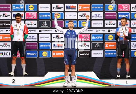 Glasgow, Royaume-Uni. 12 août 2023. G-R, médaillé d'argent Portugal Antonio Morgado, champion du monde français Axel Laurance et médaillé de bronze slovaque Martin Svrcek célèbrent sur le podium de la course sur route masculine U23 aux Championnats du monde UCI Cyclisme, à Glasgow, Écosse, samedi 12 août 2023. UCI organise les mondes avec toutes les disciplines cyclistes, cyclisme sur route, cyclisme en salle, VTT, course BMX, paracyclisme routier et paracyclisme intérieur, à Glasgow du 05 au 13 août. BELGA PHOTO DAVID PINTENS crédit : Belga News Agency/Alamy Live News Banque D'Images