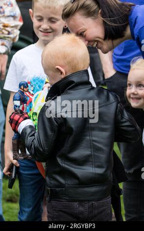 Eastbourne, East Sussex, Royaume-Uni. 12 août 2023. Des centaines de motocyclistes, de groupes de motocyclettes et de véhicules anciens de toute la région se réunissent pour participer à une collecte de fonds pour 6 ans Alfie d’Eastbourne qui lutte contre une tumeur cérébrale depuis 2017. Les coureurs qui escorteront Alfie dans les parties de l'East Sussex pour amasser des fonds pour aider Alfie à traiter la tumeur qui a maintenant un impact sur sa vue. Les fonds récoltés serviront également à financer un voyage à Disneyland pour Alfie et sa famille. Crédit : Newspics UK South/Alamy Live News Banque D'Images