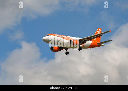 Londres, Angleterre, Royaume-Uni - 1 août 2023 : Airbus A319 exploité par la compagnie aérienne easyjet (immatriculée G-EZDF) débarque à l'aéroport de Londres Gatwick. Banque D'Images