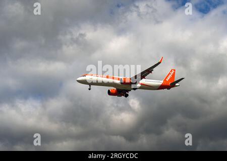 Londres, Angleterre, Royaume-Uni - 1 août 2023 : Airbus A321 exploité par la compagnie aérienne easyjet (immatriculée G-UZMD) débarque à Londres Gatwick Banque D'Images