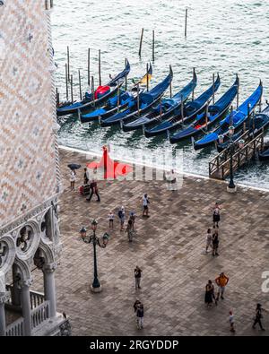 Adorez vos fleurs lors de la superbe séance d'avant-mariage en plein air de Venise. Banque D'Images