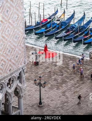 Adorez vos fleurs lors de la superbe séance d'avant-mariage en plein air de Venise. Banque D'Images