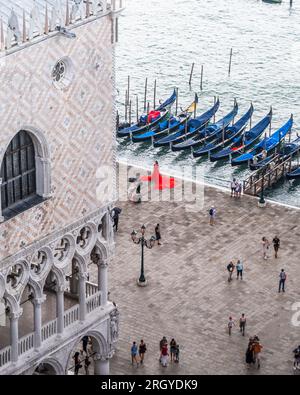 Adorez vos fleurs lors de la superbe séance d'avant-mariage en plein air de Venise. Banque D'Images