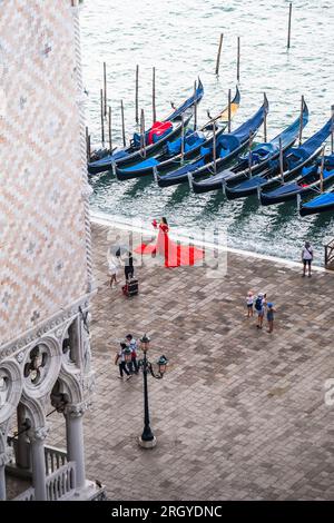 Adorez vos fleurs lors de la superbe séance d'avant-mariage en plein air de Venise. Banque D'Images